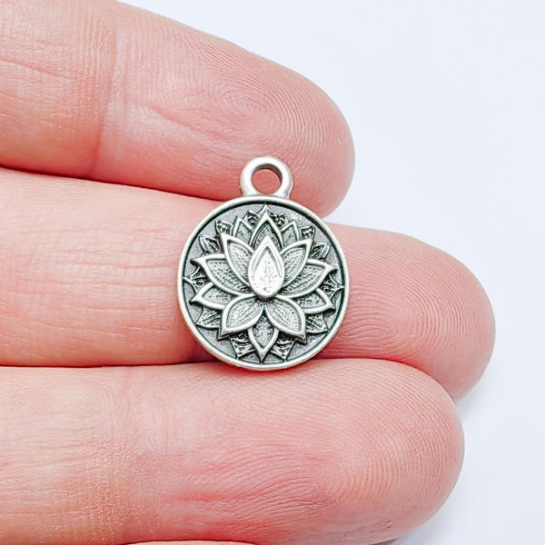 Zawieszki z motywem kwiatu lotosu, zawieszki boho, zawieszki do kolczyków, zawieszki ze srebra, elementy naszyjnika, platerowane antycznym srebrem, 19 x 15 mm, G36594