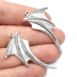 Dijes de alas bañados en plata antigua (50 x 26 mm) G24565
