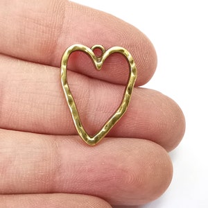 Dijes de corazón chapados en bronce antiguo (24 x 18 mm) G27849