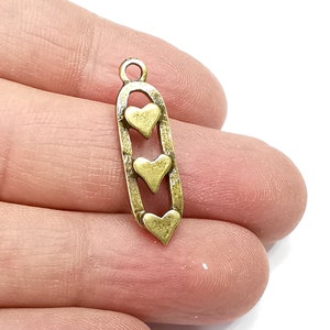 Dijes de corazones, colgantes chapados en bronce antiguo (30 x 8 mm) G33021
