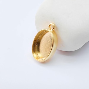 Gold Pendant Blank, Cabochon Bezel, Locket Pendant Base, inlay Mountings, Resin Necklace, Antique Gold Plated Metal (18x13mm blank) G35186