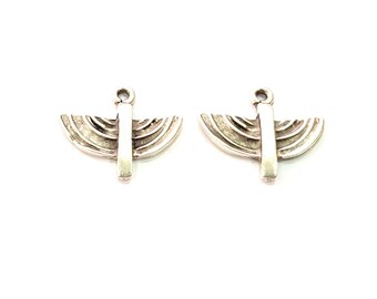 4 Silver Charms Antique Silver Plated Metal (25x22mm)  G14397