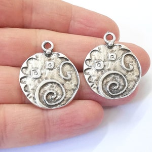 2 breloques pendantes rondes en métal argenté antique (32 x 26 mm) G25001