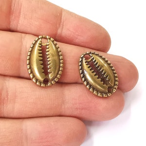 4 Cowrie shell bronze charms connector Antique bronze plated charms  (22x16mm)  G24379