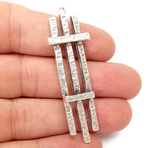 Dijes de palos martillados, chapados en plata antigua (59 x 18 mm) G28334