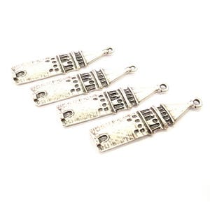 Puede incluir: Cuatro colgantes de plata con forma de minarete, una estructura arquitect&oacute;nica isl&aacute;mica tradicional. Cada colgante tiene un dise&ntilde;o detallado y un bucle para sujetarlo a un collar o pulsera.