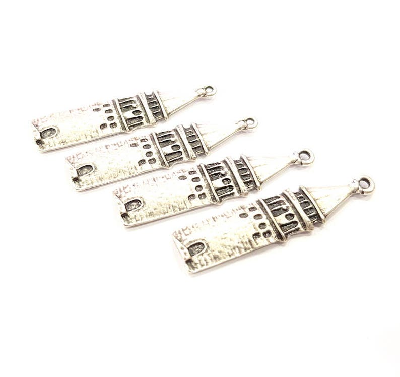 Puede incluir: Cuatro colgantes de plata con forma de minarete, una estructura arquitect&oacute;nica isl&aacute;mica tradicional. Cada colgante tiene un dise&ntilde;o detallado y un bucle para sujetarlo a un collar o pulsera.