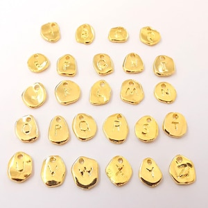 Encanto de la letra inicial, inicial personalizado, añadir en la letra, Añadir en inicial, 24K oro brillante con el encanto inicial, encantos del alfabeto 10x7mm G23527