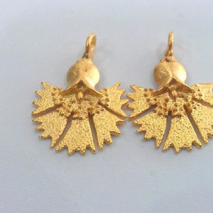 2 dijes florales de clavo de olor, latón chapado en oro (24x17mm) G10787