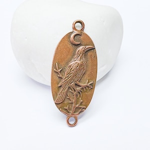 Raven-bedelconnector, gotische boho-hanger, vogel- en maanoorbel, ovale hemelse mystieke ketting, antiek verkoperd 38 x 17 mm G37245