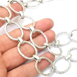 Puede incluir: Collar de cadena de plata con eslabones grandes de forma ovalada. Los eslabones tienen un acabado texturizado martillado.