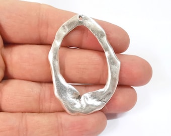 2 breloques ovales de forme organique en métal argenté antique (52 x 37 mm) G24652