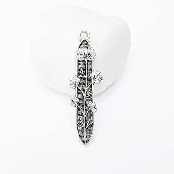 Distelblumenanhänger, dünner botanischer Charme aus Silber, Wilde Naturschmuckteil, Vintage-Pflanzenversorgung, antikes versilbertes 48 x 14 mm G37215