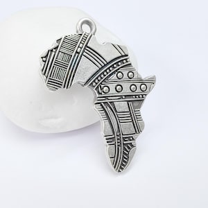 Colgante de mapa de África con patrones tribales, dije de declaración cultural, colgantes bohemios, dijes para aretes, baño de plata antigua, 45 x 34 mm G36690