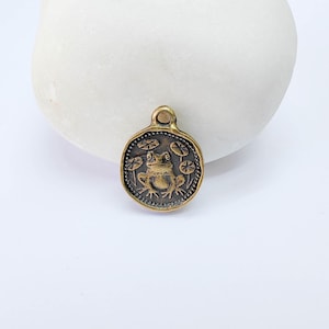 Frog Round Charm Pendant, Double Sided Nature Design, Antique Bronze Plated, 16x13mm, G38099