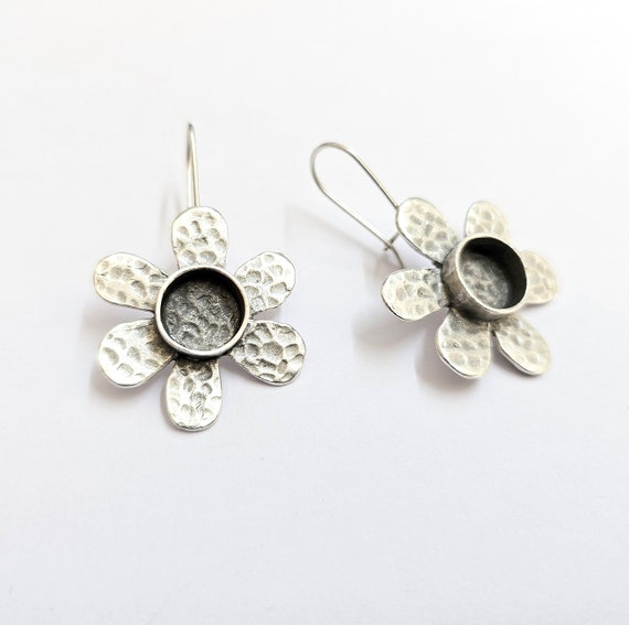 Flower Earring Stud Base, Earring Blank, Ear Settings Resin Bezel, Cabochon Mounting, Antique Silver Plated Brass (10mm blanks) G26540
