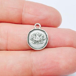 Lotus Runt Berlockhänge, Dubbelsidig Botanisk Design, Antikförsilvrad, 16 x 13 mm, G38022