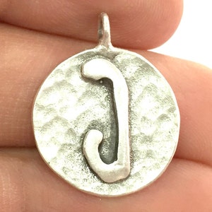 Charm con iniciales J, latón bañado en plata antigua G4850