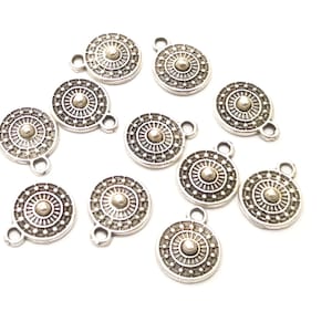 Puede incluir: Diez abalorios de metal plateados con un diseño circular y un bucle para sujetar a joyas o manualidades.