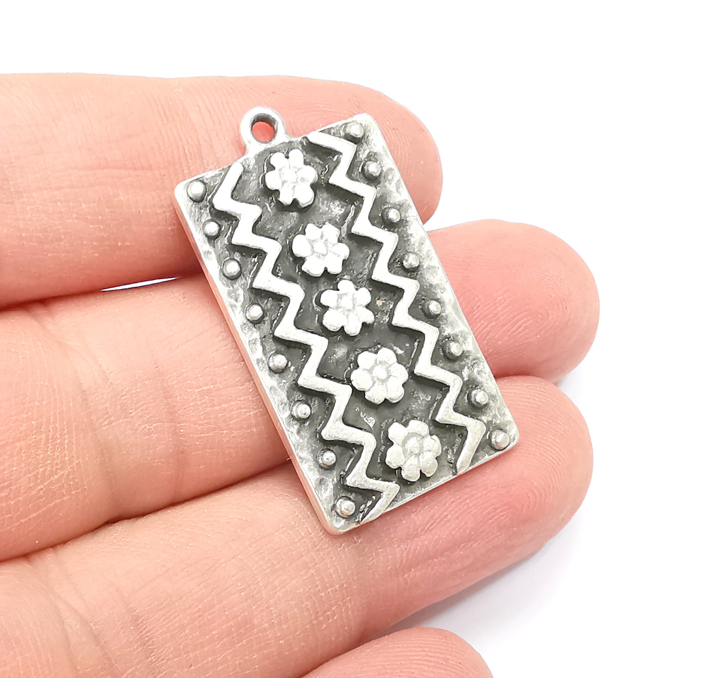 フラワーモチーフチャーム、アンティークシルバーメッキ（35 x 20 mm