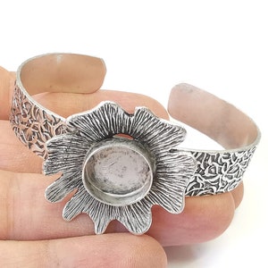 Braccialetto a forma di fiore con castone vuoto, base cabochon in vetro, regolabile, ottone placcato argento antico (14 mm vuoto) G26140