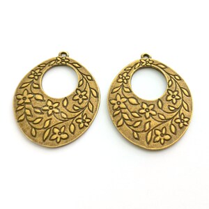 2 Charms de flores chapados en bronce antiguo (36 x 28 mm) G18554
