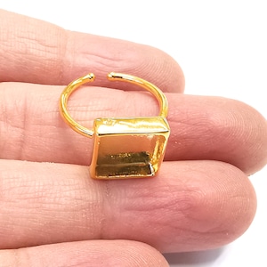 Glänzende Goldquadrat-Ringfassungen Ringrohlinge Cabochon Montage Vergoldetes Messing Einstellbare Ring Basis (10 mm blank) G27334