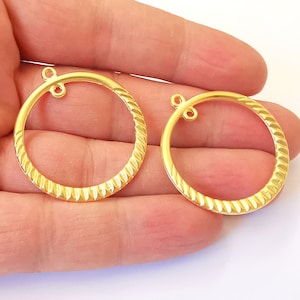 Conector de pendientes con dijes redondos (doble cara) chapados en oro (37 x 34 mm) G24528