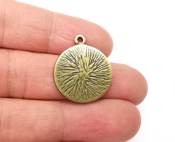 Ciondolo rotondo con paesaggio montano, pino, mezzaluna, placcato bronzo antico (26 x 22 mm) G27744 - Italia