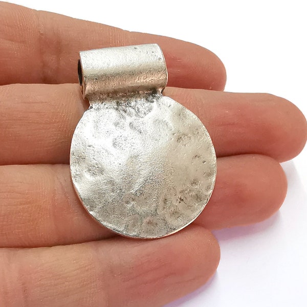 Colgante de plata martillada con baño de plata antigua (44 x 33 mm) G20947