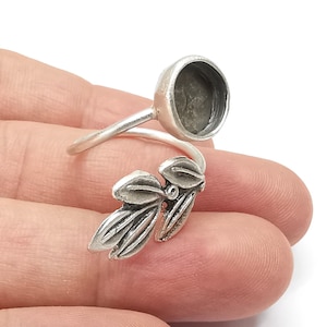 Infattningar i bladcirkelformad ring, cabochonmontering, justerbar ringram i antik silver med harts, cabochon i mosaik med inläggningar (10 mm) G34075