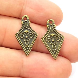 20 Antycznych Brązowych Breloczków Plemiennych Antycznych Brązowych Breloczków (24 x 13 mm) G8797