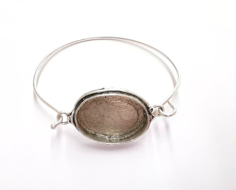 Op de afbeelding: Zilveren armband met een ovale bezel voor een cameo of andere versiering.