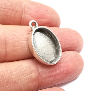 Puede incluir: Pendiente ovalado de plata con un bisel redondo y plateado en blanco para agregar un camafeo u otro adorno.