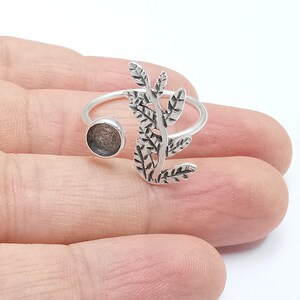 Puede incluir: Anillo de plata con diseño de hoja. El anillo tiene un engaste redondo para una piedra o un dije.