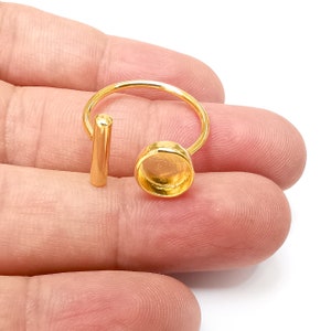 Anello in oro lucido con castoni rotondi, retro in resina, montaggio cabochon, base regolabile in ottone placcato oro (8 mm vuota) G34064