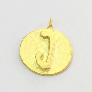 Charme com iniciais J, latão banhado a ouro G4825