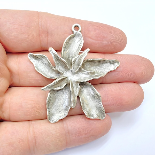 Colgante de flor de plata antigua, dijes para pendientes, joyería artesanal única, diseño floral inspirado en la naturaleza, colgante de loto (51 x 49 mm, G36411)