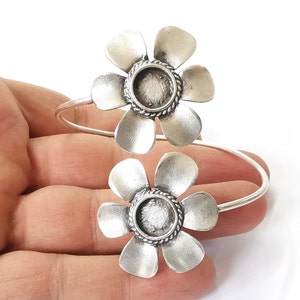 Bransoletka z kwiatami, mosiężna, z ramką bez ramki, szklana podstawa, regulowana, antyczne srebro (10 mm) G24451