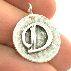 Dije con las iniciales D, latón chapado en plata envejecida G4869