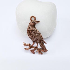 Raaf bedelhanger, gotische boho-bedel, natuuroorbelbedel, mystieke vogel, kettingonderdelen, antiek verkoperd 39 x 25 mm G36987