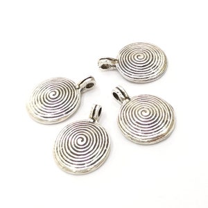 4 スパイラルチャーム アンティークシルバーメッキチャーム (25 x 17 mm) G16533