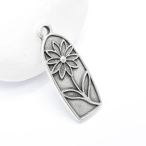 Blomberlocker, örhängesberlocker, bohemiska halsbandsdelar, blomberlock för naturinspirerade smycken, antikförsilvrad zamak 33 x 12 mm G36582