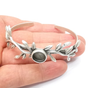 Bransoletka z liścia, mankiet z gałązką liścia, oprawa bransolety z bluszczu, żywica, podstawa z kaboszonu, regulowany antyczny mosiądz (10 mm) G35273