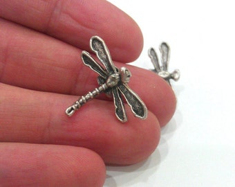 2 Libelle Charms, antikes versilbertes Messing G19070