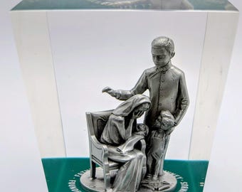Figura de peltre del Padre McGivney de los Caballeros de Colón en pisapapeles de lucita - Artículo de colección antiguo de oficina religiosa fraternal