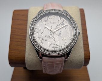 Orologio da donna Guess U95136L1 / Quadrante floreale con pietre preziose e batteria nuova - Funzionante, eleganza vintage.