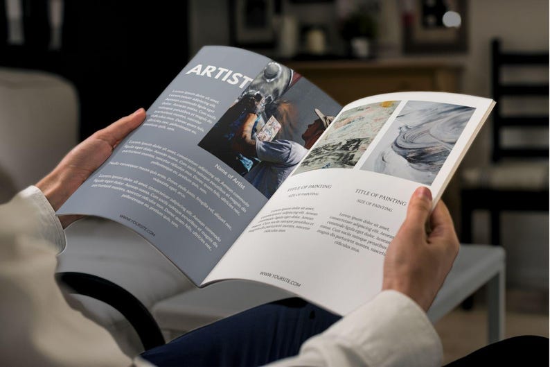 Puede incluir: Una persona est&aacute; leyendo una revista con fondo blanco y texto negro. La revista presenta el trabajo de un artista con una pintura de una persona con una camisa azul y una pintura de un dise&ntilde;o abstracto en espiral. La revista tambi&eacute;n incluye el nombre del artista y el t&iacute;tulo de la pintura.