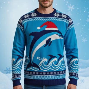 Puede incluir: Un jersey navideño azul con un delfín con un gorro de Papá Noel. El jersey tiene cuello y puños azul marino, con patrones de copos de nieve y olas blancas. El delfín es azul marino y blanco, con un gorro de Papá Noel rojo.