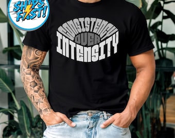 Konsistenz über Intensität T-Shirt, minimalistisches Motivations-T-Shirt, Unisex Baumwoll-Grafik-Shirt, alltägliche Mindset-Abnutzung